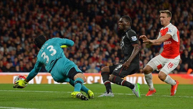 Skvělý Petr Čech (vlevo) z Arsenalu! Takhle vychytal liverpoolského Christiana Bentekeho. Vpravo Nacho Monreal. Skvělý Petr Čech (vlevo) z Arsenalu! Takhle vychytal liverpoolského Christiana Bentekeho. Vpravo Nacho Monreal.