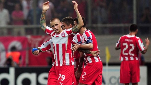Vladimír Weiss slaví se svými spoluhráči z Olympiakosu Pireus gól v podzimním utkání Ligy mistrů proti Paris Saint-Germain. Vladimír Weiss slaví se svými spoluhráči z Olympiakosu Pireus gól v podzimním utkání Ligy mistrů proti Paris Saint-Germain.