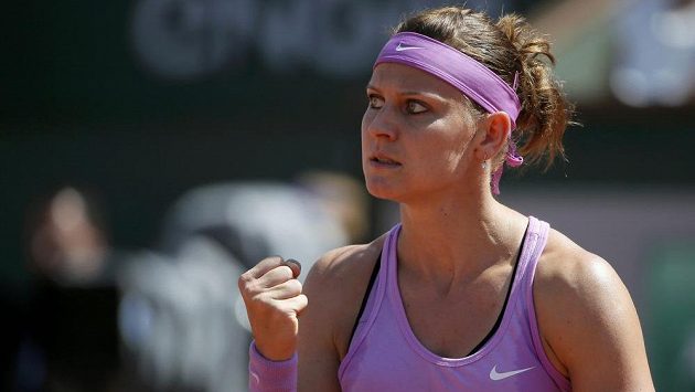 Vítězné gesto Lucie Šafářové po jedné z výměn v zápase proti Srbce Aně Ivanovičové. Vítězné gesto Lucie Šafářové po jedné z výměn v zápase proti Srbce Aně Ivanovičové.