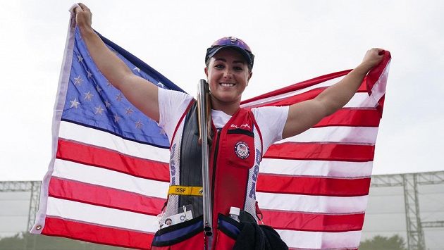 Americká střelkyně Amber Englishová se raduje ze zlaté medaile ze skeetu. Americká střelkyně Amber Englishová se raduje ze zlaté medaile ze skeetu.
