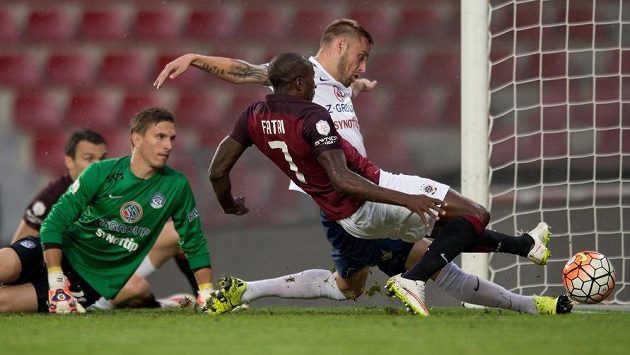 Útočník Sparty Praha Kehinde Fatai střílí gól do sítě Slovácka. Útočník Sparty Praha Kehinde Fatai střílí gól do sítě Slovácka.