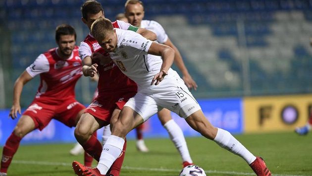 U míče Daniel Vašulín z Hradce a za ním Jan Jeřábek z Pardubic. U míče Daniel Vašulín z Hradce a za ním Jan Jeřábek z Pardubic.