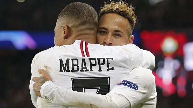 Ofenzivní hvězdy PSG Neymar a Kylian Mbappé oslavují gól. Ofenzivní hvězdy PSG Neymar a Kylian Mbappé oslavují gól.