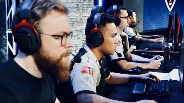 Členové esportového týmu americké armády se zůčastní turnaje ve hře CS: GO. Členové esportového týmu americké armády se zůčastní turnaje ve hře CS: GO.
