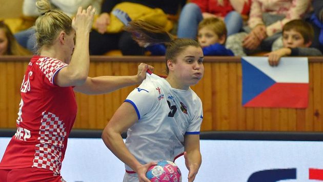 Česká reprezentantka Veronika Mikulášková v zápase proti Chorvatsku na přípravném turnaji v Chebu. Česká reprezentantka Veronika Mikulášková v zápase proti Chorvatsku na přípravném turnaji v Chebu.