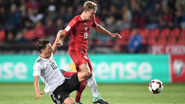 Mesut Özil skluzem zasahuje před dotírajícím Ladislavem Krejčím. Mesut Özil skluzem zasahuje před dotírajícím Ladislavem Krejčím.