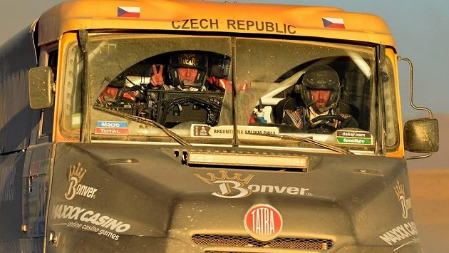 Tomáš Vrátný (vpravo) v kabině kamónu Tatra při Rallye Dakar 2015. Tomáš Vrátný (vpravo) v kabině kamónu Tatra při Rallye Dakar 2015.