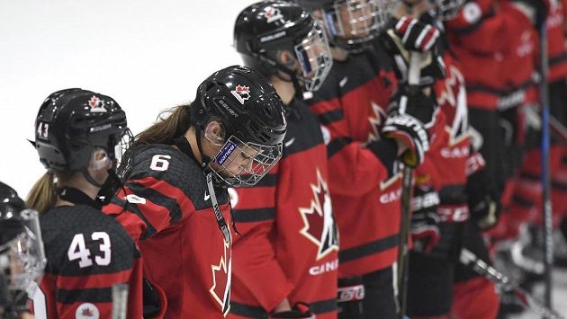 Kanadská hokejistka Rebecca Johnston (6) spolu s dalšími spoluhráčkami vstřebává prohru s Finskem. Kanadská hokejistka Rebecca Johnston (6) spolu s dalšími spoluhráčkami vstřebává prohru s Finskem.