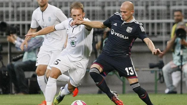 Jan Štohanzl z Boleslavi (vlevo) a Christophe Jallet z Lyonu. Jan Štohanzl z Boleslavi (vlevo) a Christophe Jallet z Lyonu.