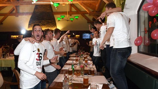 Fotbalisté Sparty Praha oslavují zisk titulu pro mistra Gambrinus ligy. Fotbalisté Sparty Praha oslavují zisk titulu pro mistra Gambrinus ligy.