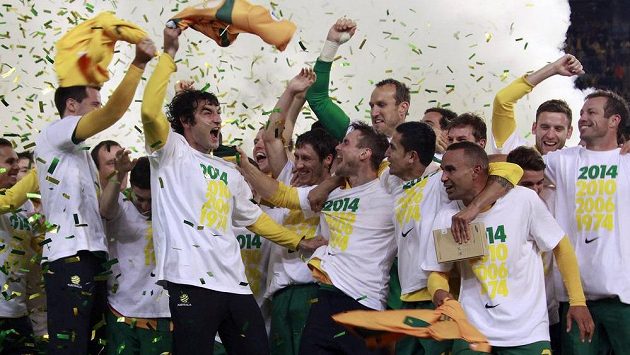Australští fotbalisté slaví postup na MS 2014. Australští fotbalisté slaví postup na MS 2014.