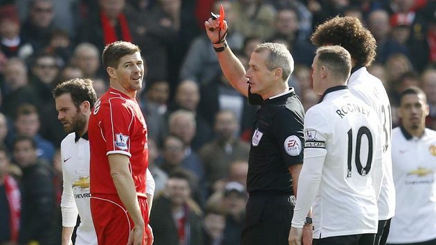 Liverpoolský Steven Gerrard se neslavně poroučí ze hřiště... Liverpoolský Steven Gerrard se neslavně poroučí ze hřiště...