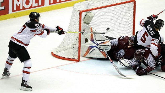 Kapitán kanadského týmu Connor McDavid střílí v prodloužení vítězný gól v utkání s Lotyšskem. Kapitán kanadského týmu Connor McDavid střílí v prodloužení vítězný gól v utkání s Lotyšskem.