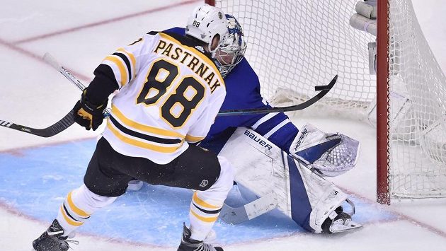 Gólman Toronta Frederik Andersen (31) při zákroku proti Davidu Pastrňákovi. Gólman Toronta Frederik Andersen (31) při zákroku proti Davidu Pastrňákovi.