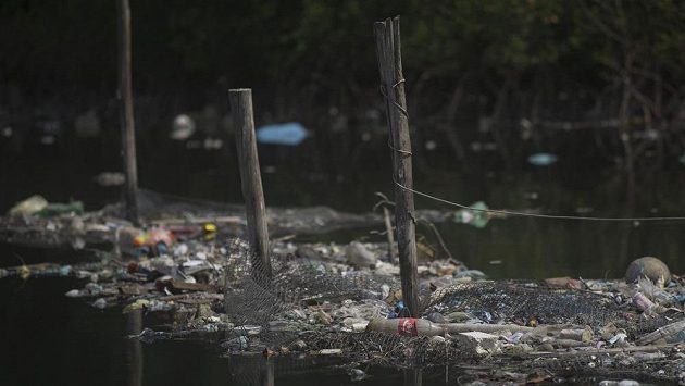 Koupaliště k pohledání. V zátoce Guanabara se objevily i bakterie vyskytující se v nemocničním odpadu. Koupaliště k pohledání. V zátoce Guanabara se objevily i bakterie vyskytující se v nemocničním odpadu.