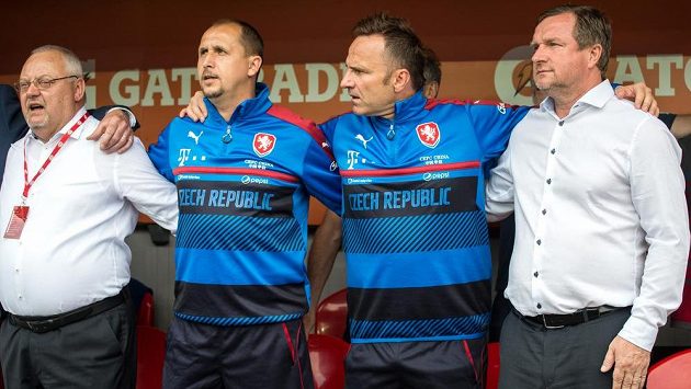 Zprava trenér české reprezentace Pavel Vrba, asistenti Karel Krejčí, Zdeněk Svoboda a vedoucí mužstva Jaroslav Dudl před začátkem přípravného utkání s Jižní Koreou. Zprava trenér české reprezentace Pavel Vrba, asistenti Karel Krejčí, Zdeněk Svoboda a vedoucí mužstva Jaroslav Dudl před začátkem přípravného utkání s Jižní Koreou.