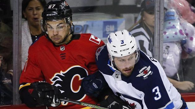 Útočník Calgary Flames Michael Frolík (vlevo) v souboji s Tuckerem Poolmanem z Winnipegu Jets během přípravy na nový ročník NHL. Frolík v tu chvíli netušil, že se v dresu Plamenů potká s Jaromírem Jágrem. Útočník Calgary Flames Michael Frolík (vlevo) v souboji s Tuckerem Poolmanem z Winnipegu Jets během přípravy na nový ročník NHL. Frolík v tu chvíli netušil, že se v dresu Plamenů potká s Jaromírem Jágrem.