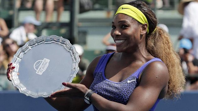 Americká tenistka Serena Williamsová s trofejí pro vítězku turnaje ve Stanfordu. Americká tenistka Serena Williamsová s trofejí pro vítězku turnaje ve Stanfordu.