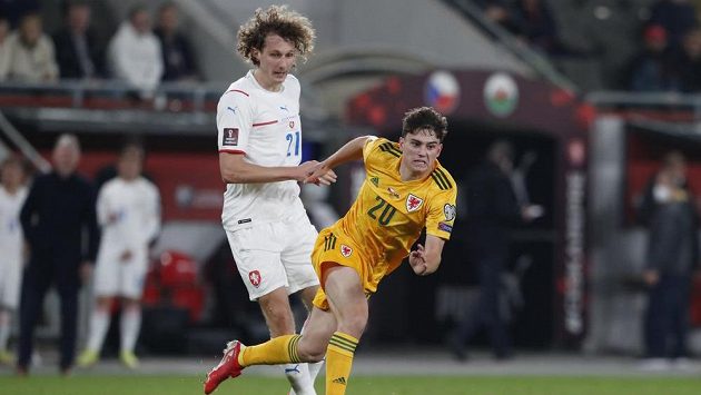 Alex Král (21) a Velšan Daniel James během kvalifikačního utkání, které se českému fotbalistovi zrovna moc nepovedlo. Alex Král (21) a Velšan Daniel James během kvalifikačního utkání, které se českému fotbalistovi zrovna moc nepovedlo.