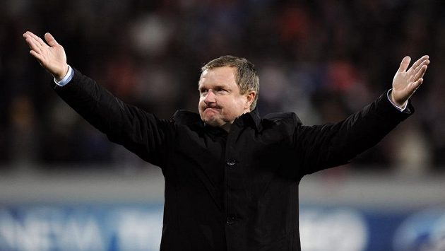 Plzeňský trenér Pavel Vrba se loučí s fanoušky. Plzeňský trenér Pavel Vrba se loučí s fanoušky.