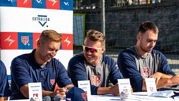 Zleva reprezentační asistent Petr Baroch a baseballisté Martin Mužík a Martin Zelenka. Zleva reprezentační asistent Petr Baroch a baseballisté Martin Mužík a Martin Zelenka.