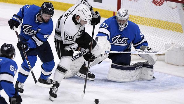 Martin Frk (29) z Los Angeles Kings a Josh Morrissey (44) z Winnipegu před brankářem Connorem Hellebuyckem (37). Martin Frk (29) z Los Angeles Kings a Josh Morrissey (44) z Winnipegu před brankářem Connorem Hellebuyckem (37).