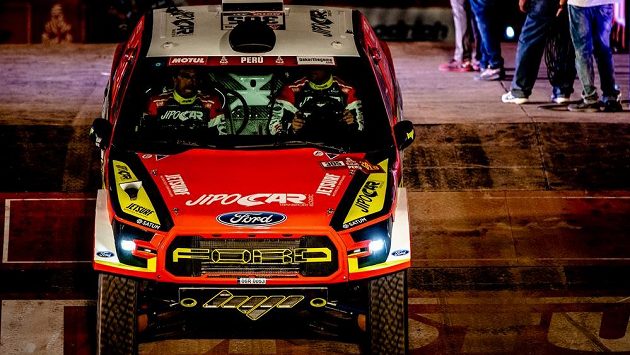 Česká posádka Martin Prokop, Jan Tománek sjíždí v Limě ze startovní rampy 41. ročníku Rallye Dakar. Česká posádka Martin Prokop, Jan Tománek sjíždí v Limě ze startovní rampy 41. ročníku Rallye Dakar.