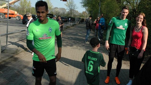 Brankář Werderu Brémy Jiří Pavlenka se po tréninku fotí s fanoušky. Vlevo obránce Theodor Gebre Selassie. Brankář Werderu Brémy Jiří Pavlenka se po tréninku fotí s fanoušky. Vlevo obránce Theodor Gebre Selassie.