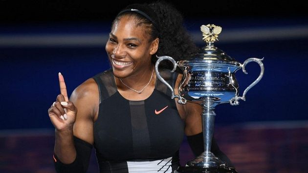 Serena Williamsová s trofejí pro vítězku Australian Open. Serena Williamsová s trofejí pro vítězku Australian Open.