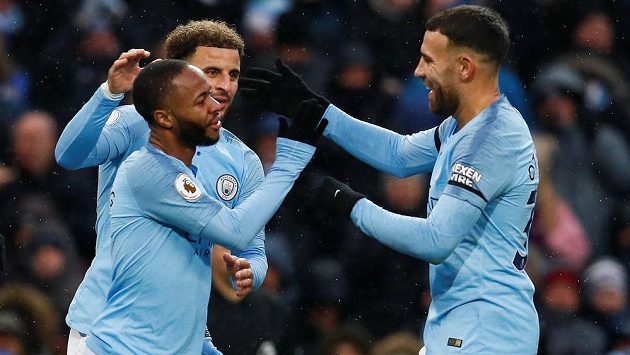 Fotbalisté Manchesteru City se radují z gólu. Fotbalisté Manchesteru City se radují z gólu.
