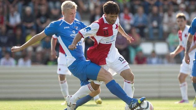 Kroměřížský Roman Dobeš (vpravo) v souboji s obráncem Baníku Ostrava Michalem Frydrychem. Kroměřížský Roman Dobeš (vpravo) v souboji s obráncem Baníku Ostrava Michalem Frydrychem.