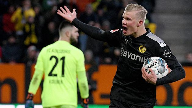 Hvězda BVB burcuje fanoušky. Devatenáctiletý norský útočník Erling Haaland v soutěžní premiéře za Dortmund třikrát překonal brankáře Tomáše Koubka. Hvězda BVB burcuje fanoušky. Devatenáctiletý norský útočník Erling Haaland v soutěžní premiéře za Dortmund třikrát překonal brankáře Tomáše Koubka.