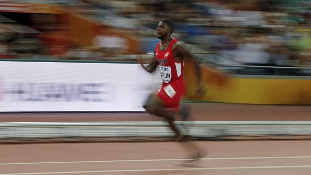 Americký sprinter Justin Gatlin v rozběhu sprintu na 100 m na atletickém MS v Pekingu. Americký sprinter Justin Gatlin v rozběhu sprintu na 100 m na atletickém MS v Pekingu.
