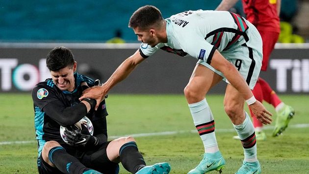 Portugalec André Silva na ME s belgickým gólmanem Thibautem Courtoisem. Portugalec André Silva na ME s belgickým gólmanem Thibautem Courtoisem.