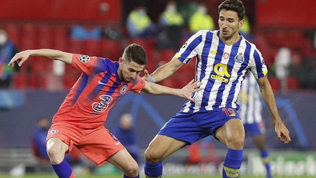Záložník anglické Chelsea Jorginho (vlevo) v souboji o míč s Markem Grujičem z Porta během čtvrtfinálového zápasu Ligy mistrů. Záložník anglické Chelsea Jorginho (vlevo) v souboji o míč s Markem Grujičem z Porta během čtvrtfinálového zápasu Ligy mistrů.