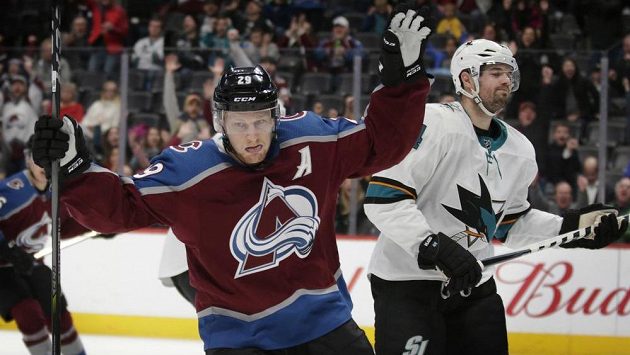 Centr Colorada Nathan MacKinnon (29) slaví gól do branky San Jose. Centr Colorada Nathan MacKinnon (29) slaví gól do branky San Jose.