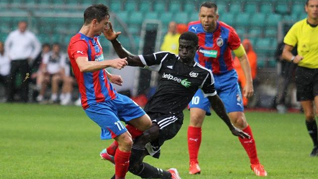 Milan Petržela z Plzně (vlevo) a Pavel Horváth (vpravo) bojují o míč s Yankubem Ceesayem (uprostřed) z estonského Kalju. Milan Petržela z Plzně (vlevo) a Pavel Horváth (vpravo) bojují o míč s Yankubem Ceesayem (uprostřed) z estonského Kalju.