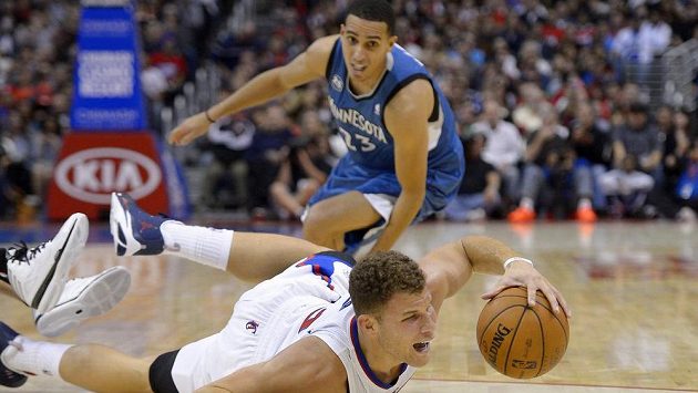 Blake Griffin z Los Angeles Clippers se snaží uhájit míč před dotírajícím Kevinem Martinem z Minnesoty. Blake Griffin z Los Angeles Clippers se snaží uhájit míč před dotírajícím Kevinem Martinem z Minnesoty.