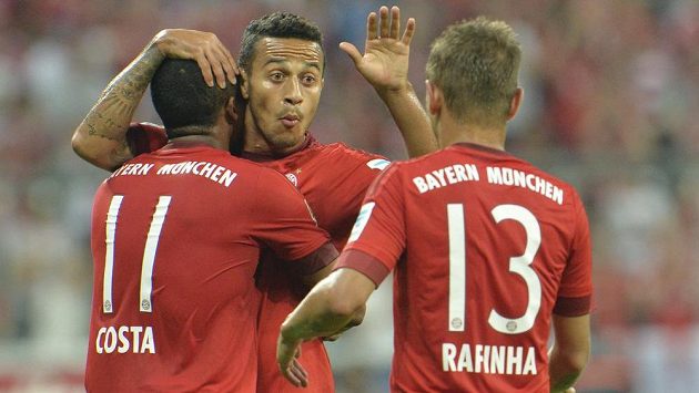 Thiago Alcantara (uprostřed) a jeho spoluhráči Douglas Costa s Rafinhou se radují ze vstřeleného gólu. Thiago Alcantara (uprostřed) a jeho spoluhráči Douglas Costa s Rafinhou se radují ze vstřeleného gólu.