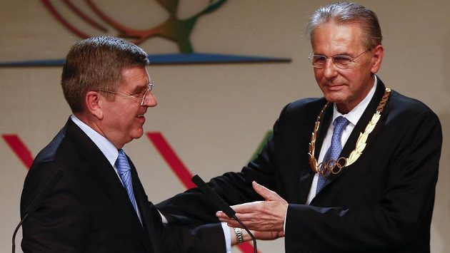 Střídání v čele MOV. Odcházejícího Belgičana Jacquese Roggea (vpravo) nahradí ve funkci předsedy Němec Thomas Bach (vlevo). Střídání v čele MOV. Odcházejícího Belgičana Jacquese Roggea (vpravo) nahradí ve funkci předsedy Němec Thomas Bach (vlevo).