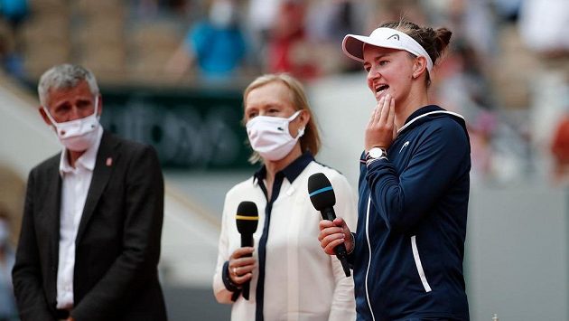 Barbora Krejčíková při ceremoniálu po finále s Martinou Navrátilovou. Barbora Krejčíková při ceremoniálu po finále s Martinou Navrátilovou.