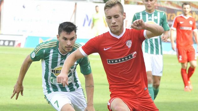 Zleva Rudolf Reiter z Bohemians a Miloš Kratochvíl ze Zbrojovky. Zleva Rudolf Reiter z Bohemians a Miloš Kratochvíl ze Zbrojovky.