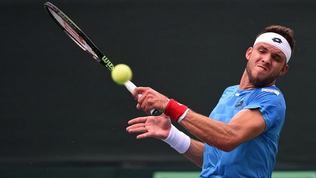 Český tenista Jiří Veselý v duelu s Indem Somdevem Devvarmanem. Český tenista Jiří Veselý v duelu s Indem Somdevem Devvarmanem.