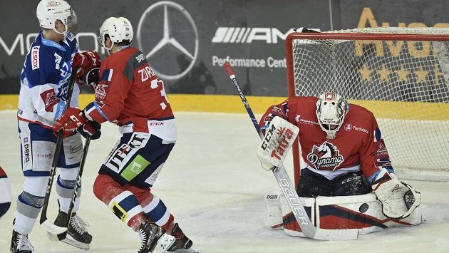 Zleva Jakub Orsava z Brna a hráči Pardubic Jan Zdráhal a brankář Ondřej Kacetl. Zleva Jakub Orsava z Brna a hráči Pardubic Jan Zdráhal a brankář Ondřej Kacetl.