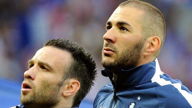 Francouzský útočník Karim Benzema (vpravo) údajně vydíral svého reprezentačního spoluhráče Mathieua Valbuenu. Francouzský útočník Karim Benzema (vpravo) údajně vydíral svého reprezentačního spoluhráče Mathieua Valbuenu.