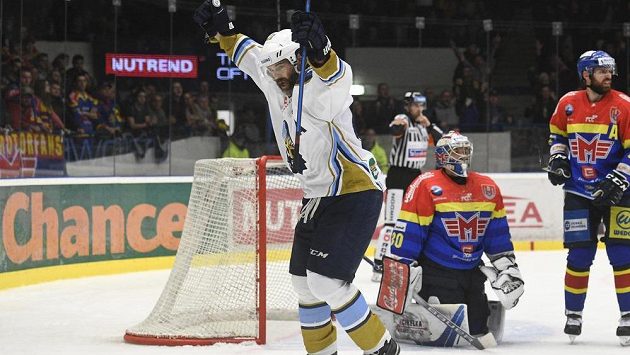 Jaromír Jágr z Kladna se raduje z druhého gólu, který dal Brendon Nash. Jaromír Jágr z Kladna se raduje z druhého gólu, který dal Brendon Nash.