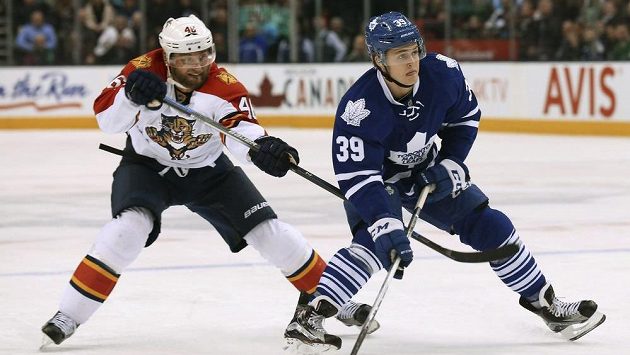 Obránce Floridy Jakub Kindl (vlevo) stíhá útočníka Toronta Williama Nylandera. Obránce Floridy Jakub Kindl (vlevo) stíhá útočníka Toronta Williama Nylandera.