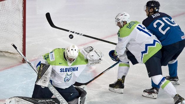 Zleva brankář Gašper Krošelj a Blaž Gregorc ze Slovinska a Sebastian Aho z Finska. Zleva brankář Gašper Krošelj a Blaž Gregorc ze Slovinska a Sebastian Aho z Finska.