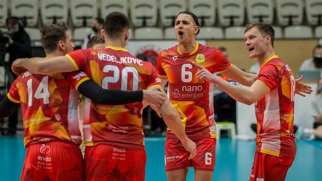 Hráči týmu Lvi Praha (zprava čelem) Jakub Janouch, Luke Smith, (zády) Alex Nedeljkovič a Matej Mihajlovič. Ilustrační foto. Hráči týmu Lvi Praha (zprava čelem) Jakub Janouch, Luke Smith, (zády) Alex Nedeljkovič a Matej Mihajlovič. Ilustrační foto.