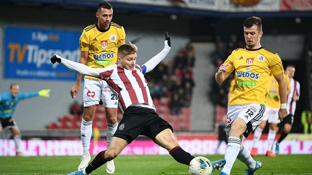 Sparťan Martin Frýdek v červenobílém retrodresu a českobudějovičtí Ivan Schranz (26) a Benjamin Čolič (12) Sparťan Martin Frýdek v červenobílém retrodresu a českobudějovičtí Ivan Schranz (26) a Benjamin Čolič (12)